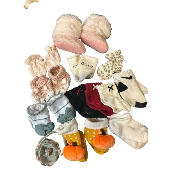 Newborn to 6M Baby Boots, Booties and Socks Bundle - Picture 10 of 11